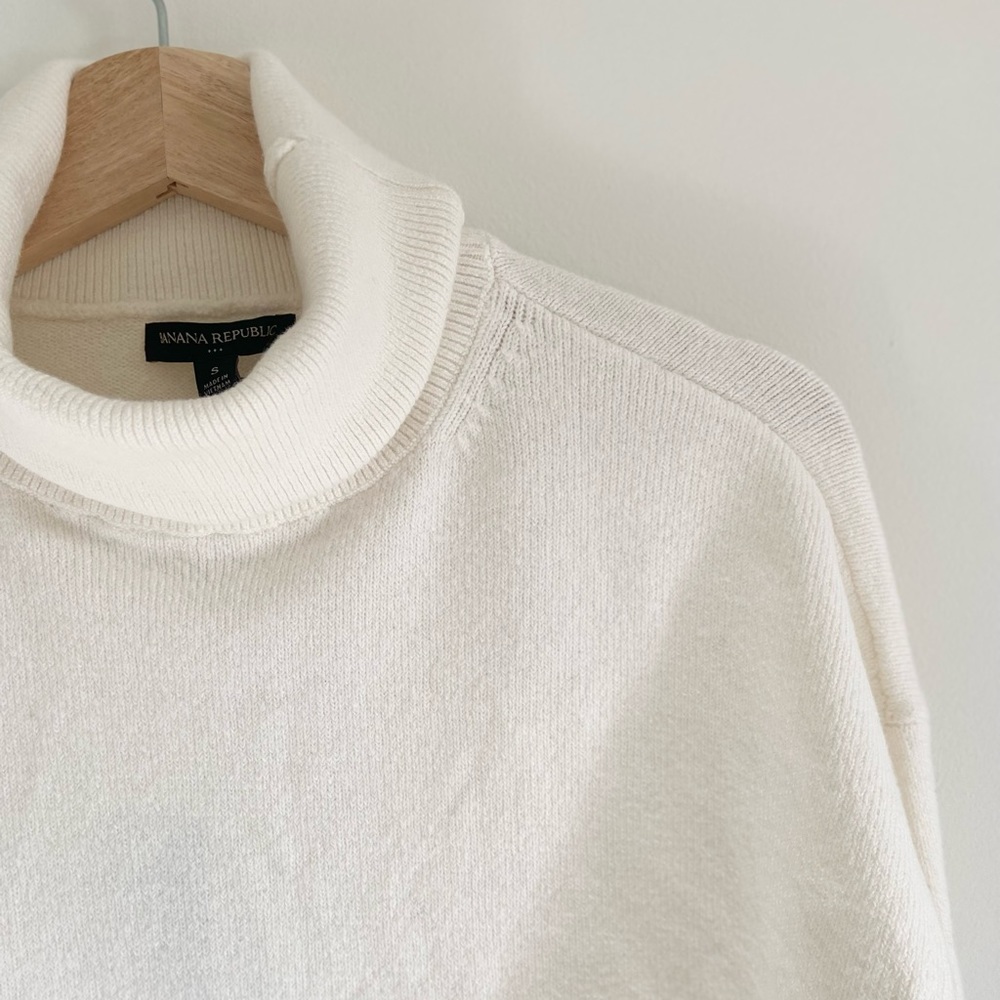 BANANA REPUBLIC size small sweater.